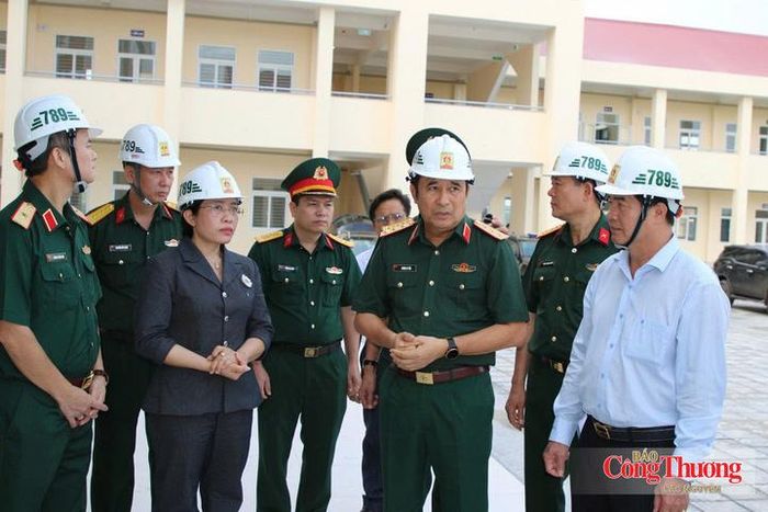 Đoàn công tác thuộc Bộ Quốc phòng và UBND tỉnh Đắk Lắk kiểm tra công tác chuẩn bị khai giảng tại Trường Phổ thông nội trú Tiểu học và THCS Ea Rốk.