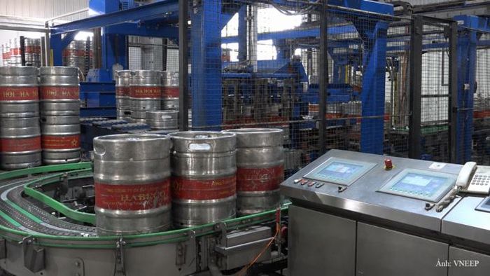 Ngành đồ uống đang đẩy mạnh tiết kiệm năng lượng, ứng dụng công nghệ xanh nhằm giảm phát thải và tối ưu chi phí.