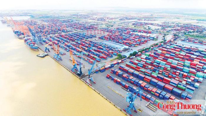 7 tháng năm 2026, tổng kim ngạch xuất nhập khẩu tăng 28,1% so với cùng kỳ năm 2025