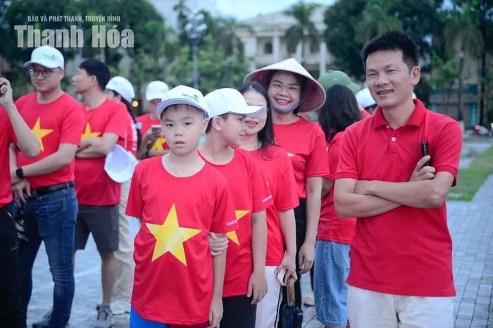 Người dân hào hứng, phấn khởi trước thời khắc chương trình “Cùng Việt Nam tiến bước” chính thức bắt đầu.
