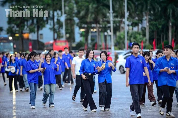 Không gian quảng trường lúc này không chỉ có màu đỏ của những lá cờ, những chiếc áo, mà còn có sức trẻ và năng lượng của hàng nghìn người cùng hướng về một hoạt động chung.