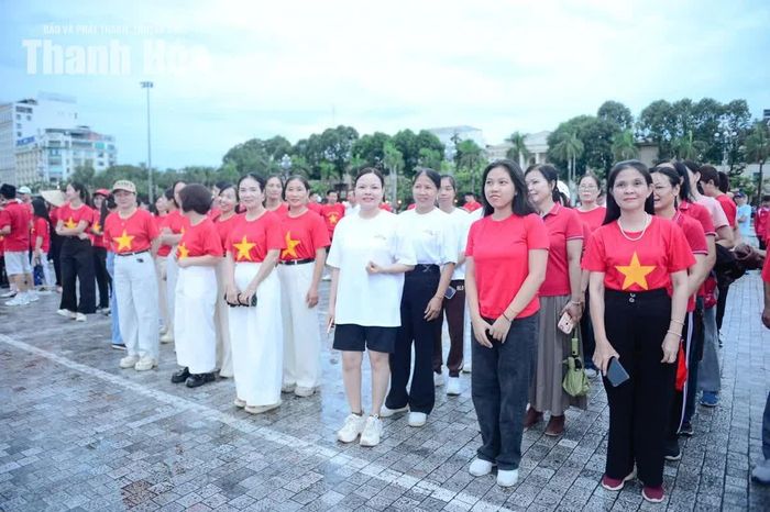 “Cùng Việt Nam tiến bước” không đơn thuần là một hoạt động thể thao cộng đồng. Chương trình được tổ chức nhằm chào mừng 81 năm Cách mạng Tháng Tám thành công, Quốc khánh 2/9, 81 năm Ngày truyền thống Công an nhân dân và 21 năm Ngày hội Toàn dân bảo vệ an ninh Tổ quốc.