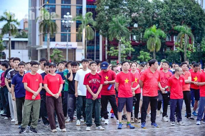 Các lực lượng vũ trang, cán bộ, giáo viên, học sinh, sinh viên và Nhân dân tham gia mặc áo cờ đỏ sao vàng với tinh thần phấn khởi. Không khí tại quảng trường càng trở nên sôi động khi các lực lượng tham gia từng bước hoàn thiện đội hình.