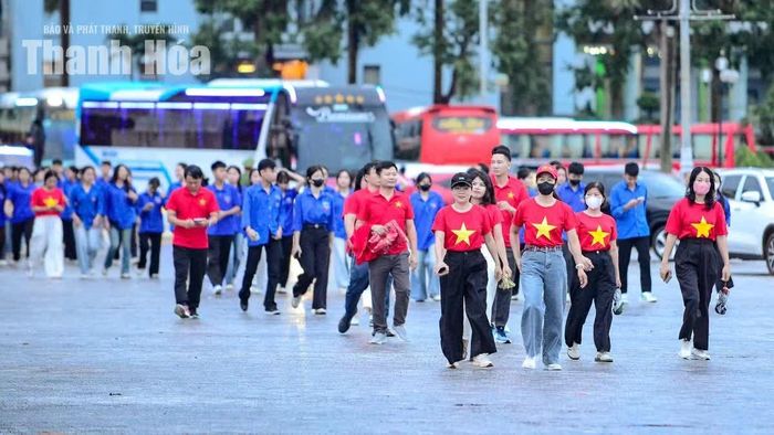 Từ sáng sớm 30/8, tại Quảng trường Lam Sơn, phường Hạc Thành, hàng nghìn người dân nhanh chóng ổn định vị trí, chuẩn bị cho chương trình đi bộ được tổ chức đồng loạt cùng với các địa phương trên cả nước.