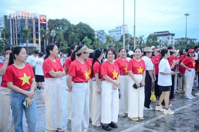 Sắc áo đỏ sao vàng rực rỡ phủ kín Quảng trường Lam Sơn trước giờ xuất phát.