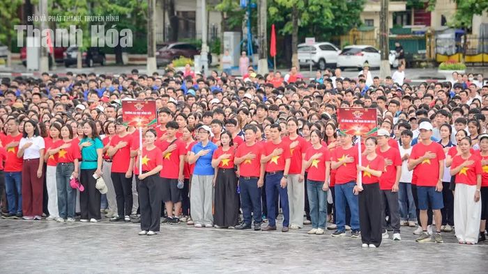Người nhanh chóng nhập vào đội hình, người tranh thủ tìm bạn bè, đồng nghiệp; những nhóm học sinh ríu rít gọi nhau, trong khi các chiến sĩ chỉnh lại trang phục, sắp xếp đội hình trước giờ xuất phát.