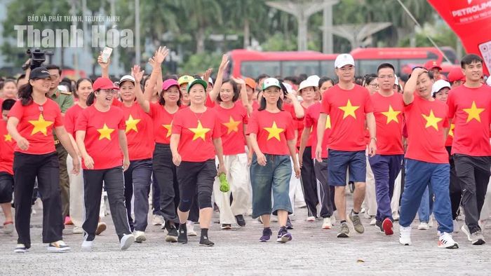 Đi bộ giữa hàng nghìn người, mỗi người có một nhịp bước, một câu chuyện và một điểm xuất phát khác nhau. Nhưng trên cùng một tuyến đường, những bước chân ấy dần tìm được sự đồng điệu.