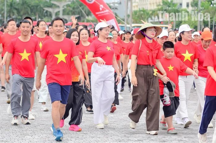 “Đi sát vào đội hình”, “giữ khoảng cách nhé!” - những lời nhắc rất đỗi bình thường vang lên giữa dòng người. Chỉ vài câu nói, vài nụ cười hay cái vẫy tay cũng đủ để những người vốn xa lạ trở nên gần gũi hơn trong một buổi sáng đặc biệt.
