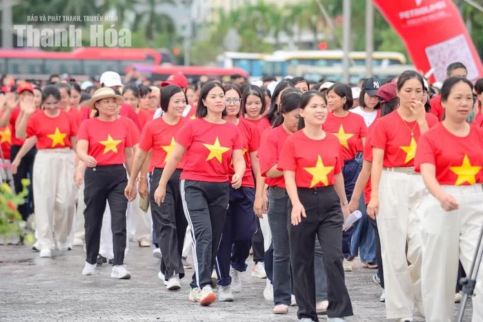 Từ những bước chân riêng lẻ, một dòng người được tạo thành. Và khi hàng nghìn bước chân cùng hướng về phía trước, đó cũng là lúc tinh thần cộng đồng hiện hữu rõ ràng nhất - giản dị, gần gũi nhưng đầy sức lan tỏa.
