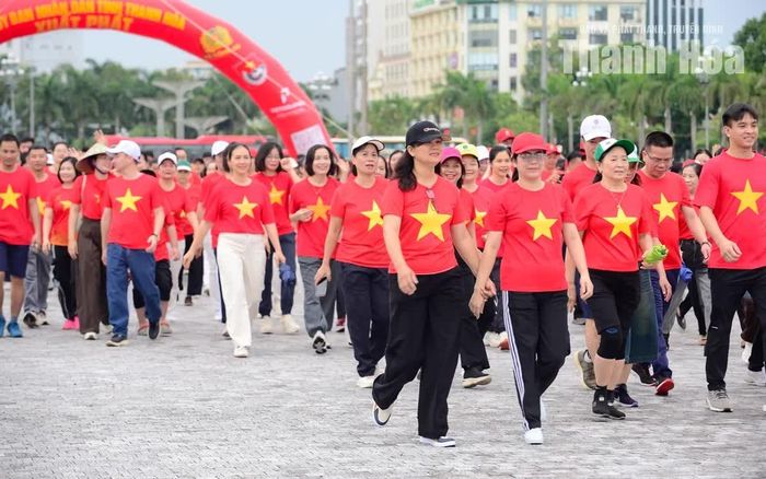 Chương trình “Cùng Việt Nam tiến bước” được tổ chức hướng tới kỷ niệm 81 năm Cách mạng Tháng Tám thành công, Quốc khánh 2/9; 81 năm Ngày truyền thống Công an nhân dân và 21 năm Ngày hội Toàn dân bảo vệ an ninh Tổ quốc. Hoạt động đồng thời hướng tới lan tỏa lối sống xanh, khuyến khích rèn luyện thể dục, thể thao và nâng cao ý thức, trách nhiệm với cộng đồng.