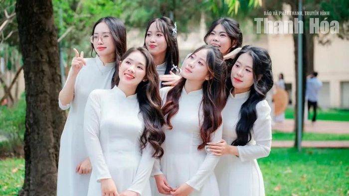 Linh Ngân cùng bạn bè lưu giữ những khoảnh khắc tuổi trẻ với trang phục truyền thống của dân tộc trong dịp Quốc khánh năm nay. Ảnh: NVCC