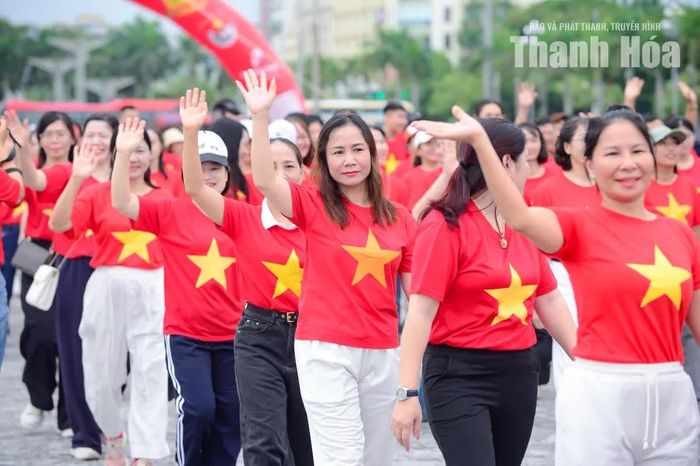 Khoảnh khắc mọi người hào hứng, cùng nhau bắt đầu hành trình đi bộ “Cùng Việt Nam tiến bước” tại Quảng trường Lam Sơn.