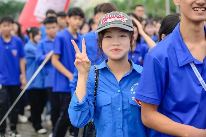 Với nhiều bạn trẻ, đây cũng là dịp để lưu giữ một kỷ niệm đẹp. Những chiếc điện thoại liên tục được sử dụng để ghi lại hình ảnh, video; những khoảnh khắc check-in tại Quảng trường Lam Sơn nhanh chóng trở thành kỷ niệm của một buổi sáng đặc biệt.