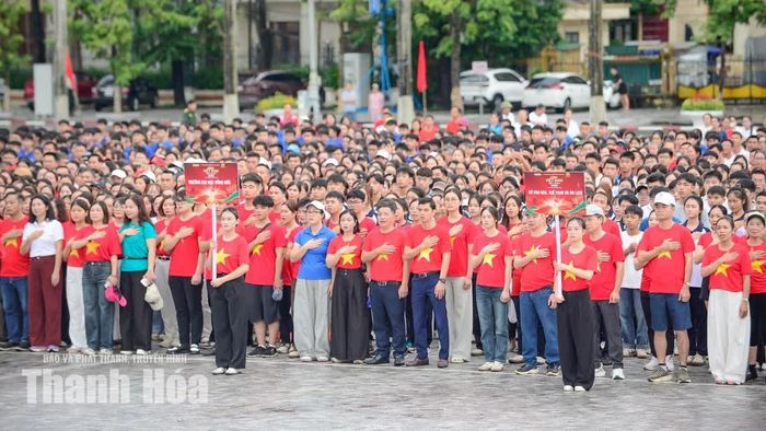 “Cùng Việt Nam tiến bước” được tổ chức nhân dịp kỷ niệm 81 năm Cách mạng Tháng Tám thành công, Quốc khánh 2/9; 81 năm Ngày truyền thống Công an nhân dân và 21 năm Ngày hội Toàn dân bảo vệ an ninh Tổ quốc. Chương trình hướng tới giáo dục truyền thống yêu nước, khơi dậy tinh thần đoàn kết, ý chí tự cường và khát vọng phát triển đất nước trong giai đoạn mới.