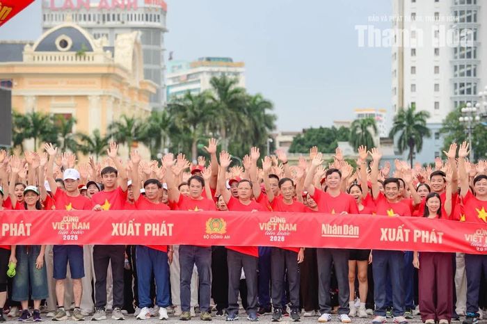 Đồng chí Đầu Thanh Tùng, Tỉnh ủy viên, Phó Chủ tịch UBND tỉnh Thanh Hóa cùng hàng nghìn người dân, lực lượng vũ trang, cán bộ, giáo viên, học sinh, sinh viên tham gia hoạt động đi bộ, lan tỏa tinh thần đoàn kết và năng lượng tích cực trong cộng đồng.