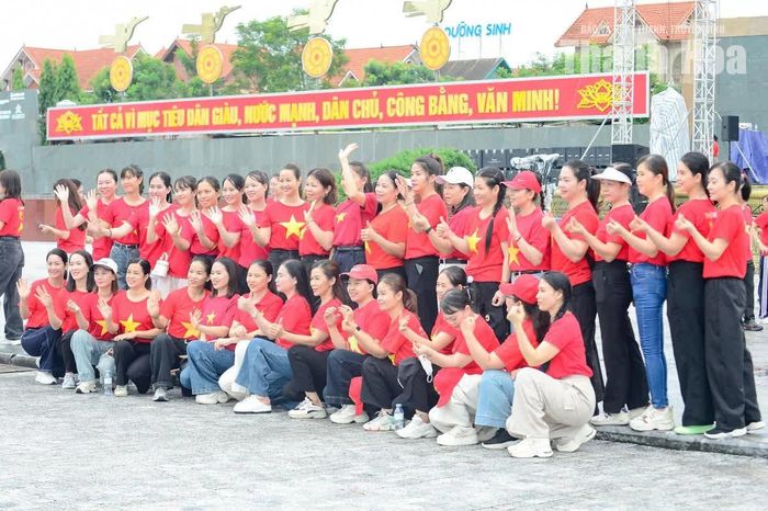 Sau khi hoàn thành hành trình đi bộ, mọi người tranh thủ chụp thêm ảnh lưu niệm với đồng đội. Những khoảnh khắc tưởng như rất giản dị ấy lại tạo nên một phần ký ức đẹp của chương trình.