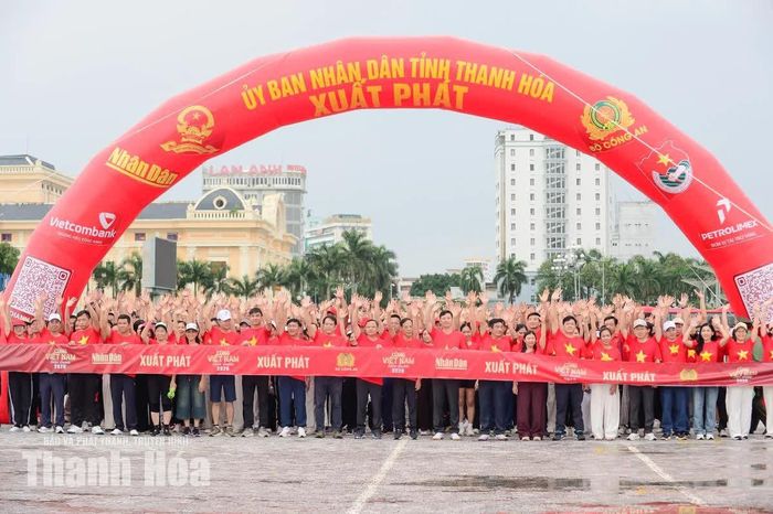 Thời điểm xuất phát, dòng người đồng loạt chuyển động, cùng hòa vào một, tạo nên hình ảnh đầy sức sống tại Quảng trường Lam Sơn.