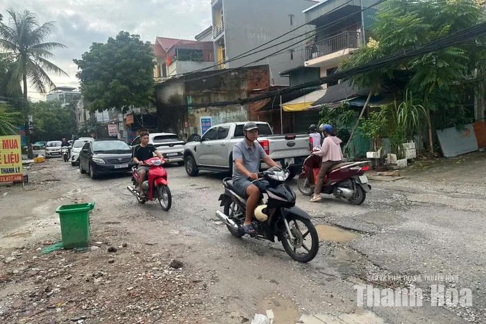 Đường xuống cấp di chuyển khó khăn nên thường xuyên xảy ra tình trạng ùn tắc cục bộ.