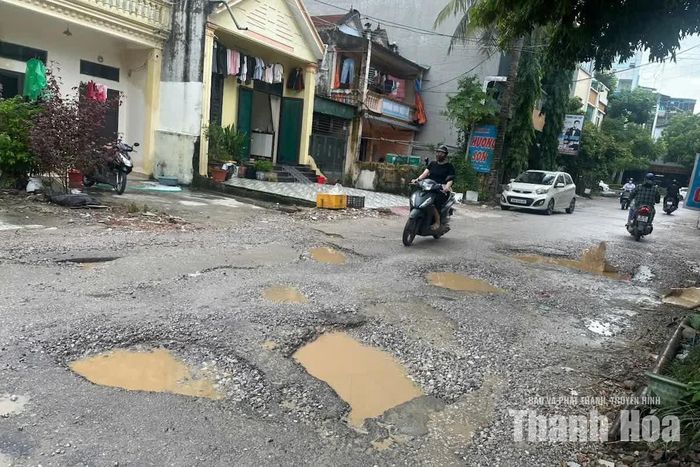 Di chuyển trên đoạn đường xuống cấp luôn là nỗi ám ảnh đối với người tham gia giao thông.