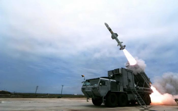 Hải quân Mỹ phóng tên lửa chống hạm Harpoon từ hệ thống phòng thủ bờ biển tại thao trường Point Mugu, bang California, tháng 7/2026. Ảnh: Boeing.