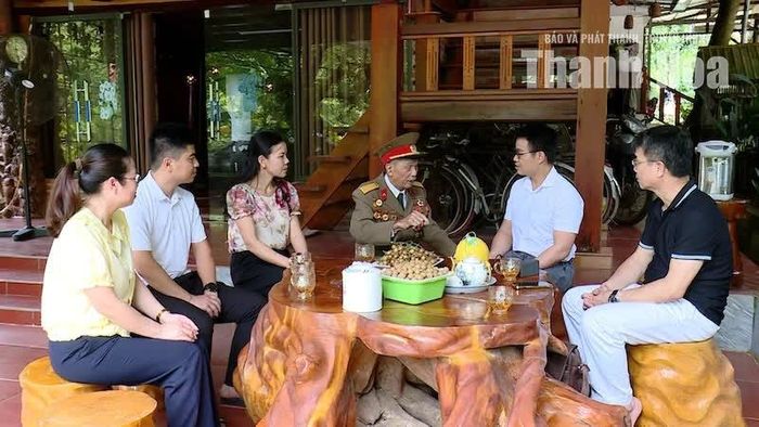 Cụ Ngân Tiến Nhẫn (ngồi giữa) ôn lại ký ức về thời hoa lửa.