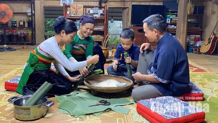 Bà Lò Thị Hưng (thứ hai từ trái qua) hướng dẫn cháu gái làm cơm lam cúng gia tiên vào ngày Tết Độc lập.