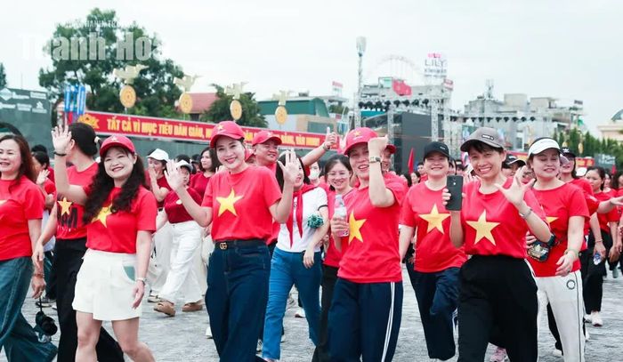 Người dân hào hứng tham dự sự kiện.