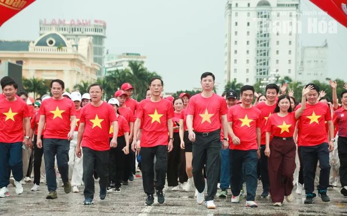 Các đồng chí lãnh đạo tỉnh đi bộ hưởng ứng thông điệp “10 tỷ bước xanh - Vì Việt Nam vững bền”.