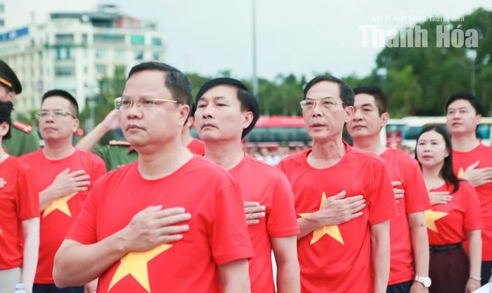 Tham dự chương trình có đồng chí Đầu Thanh Tùng, Tỉnh ủy viên, Phó Chủ tịch UBND tỉnh; đại diện lãnh đạo Ủy ban MTTQ tỉnh; lãnh đạo các ban, sở, ngành cấp tỉnh và gần 6.000 người dân.