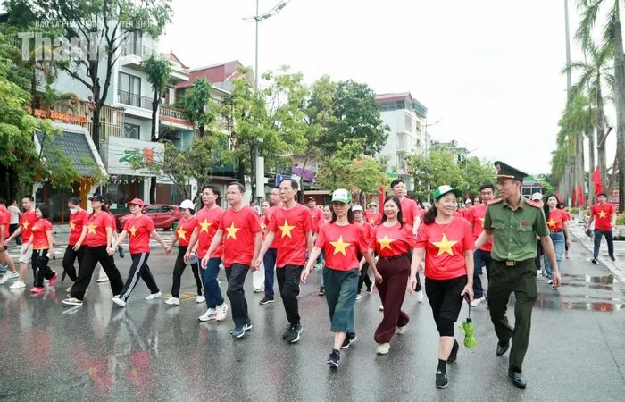Các đại biểu cùng đông đảo các tầng lớp Nhân dân đi bộ trên đường Phan Chu Trinh (phường Hạc Thành).