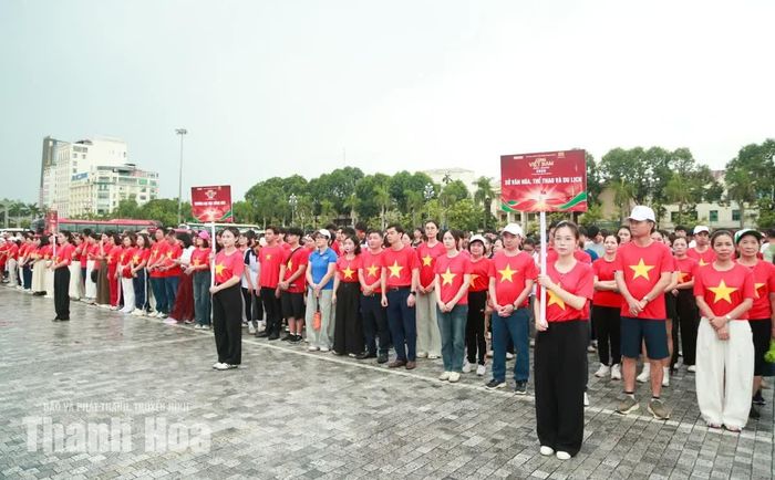 Đông đảo người tham dự sự kiện tại Quảng trường Lam Sơn.