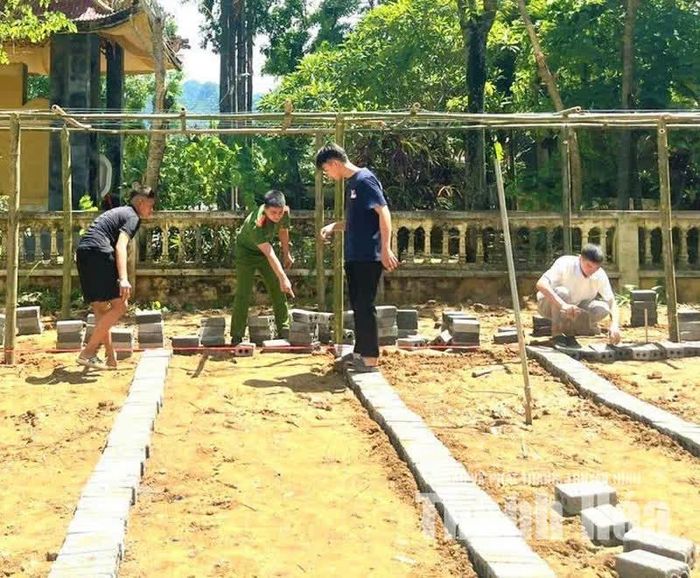 Thanh thiếu niên trong diện quản lý, theo dõi ở xã Cẩm Thạch tham gia lao động công ích.
