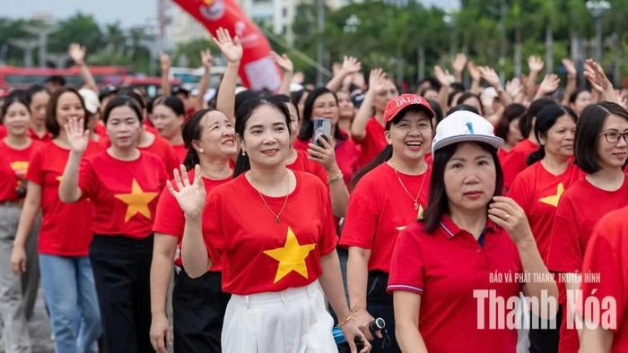 Không phân biệt tuổi tác, mọi người cùng chung một nhịp bước trong hoạt động cộng đồng ý nghĩa.