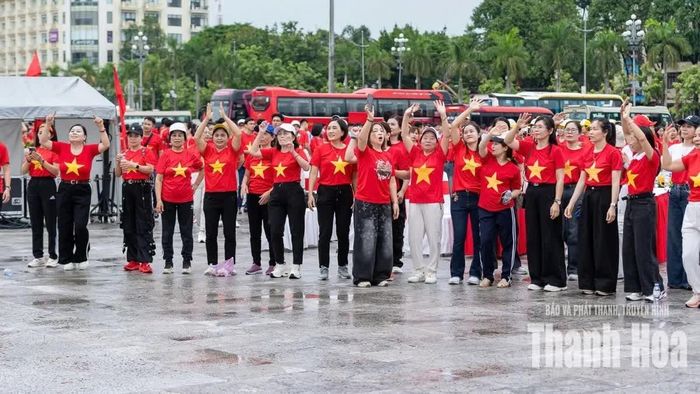 Đông đảo người dân cùng nhau tạo nên không khí rộn ràng trên hành trình “Cùng Việt Nam tiến bước”.