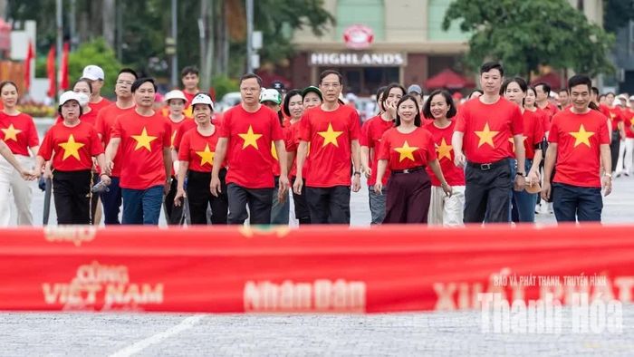 Đồng chí Đầu Thanh Tùng, Tỉnh ủy viên, Phó Chủ tịch UBND tỉnh Thanh Hóa cùng hàng nghìn người dân tham gia hoạt động đi bộ.