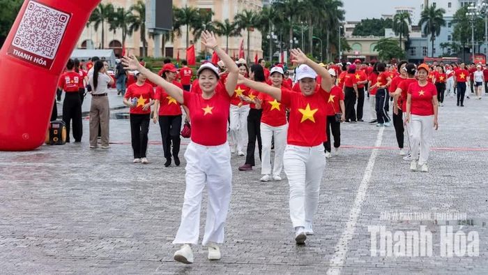 Hàng nghìn bước chân cùng hướng về phía trước, tạo nên hình ảnh đẹp về sức mạnh đoàn kết.