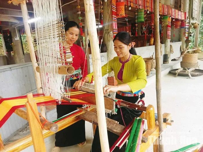 Nghề dệt thổ cẩm truyền thống được phụ nữ dân tộc Mường ở xã Thạch Quảng gìn giữ và phát huy.