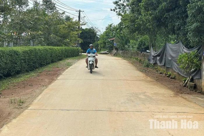 Tuyến đường từ thôn Bằng đi thôn Nguyệt Tân, xã Nguyệt Ấn được bê tông kiên cố giúp Nhân dân đi lại, giao thương thuận lợi.