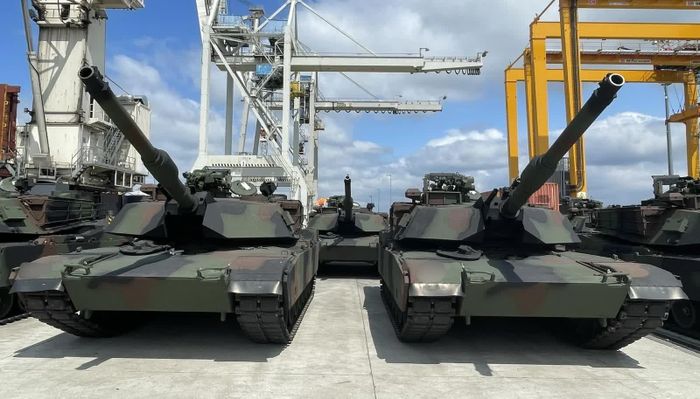 Ba Lan nhận được những chiếc xe tăng Abrams đầu tiên từ Mỹ. Ảnh: Notesfrompoland.