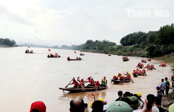 Các tay đua tranh tài quyết liệt ngay từ khi xuất phát.