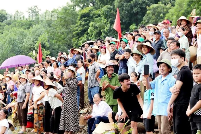 Đông đảo người dân cổ vũ các đội thi đấu.