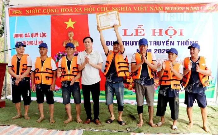 Lãnh đạo xã trao giải nhất cho đội làng Thành Long. Đây là đội 3 năm liên tiếp vô địch.
