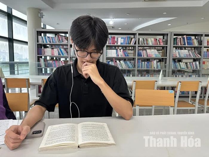 Với Nguyễn Quang Minh, việc đọc sách linh hoạt giúp em cân bằng giữa học tập và giải trí.