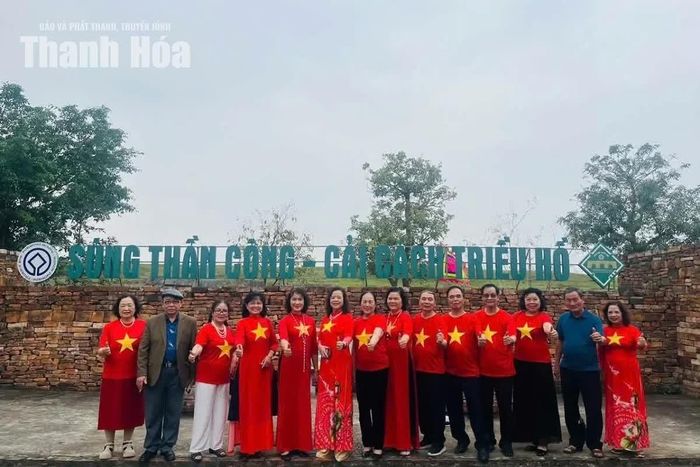 Còn tại Di sản Văn hóa Thế giới Thành nhà Hồ, du khách tập trung tham quan khu vực thành nội, tìm hiểu công trình kiến trúc đá và không gian trưng bày, giới thiệu những giá trị nổi bật của di sản.