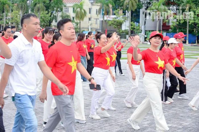 Người dân Thanh Hóa phấn khởi tham gia sự kiện.