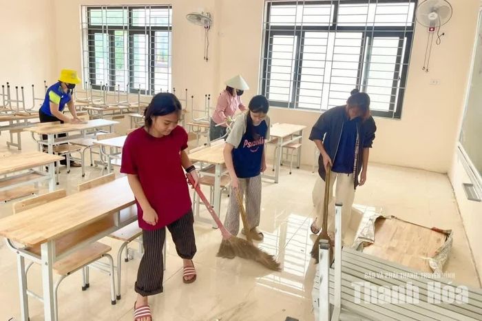 Cô trò Trường Phổ thông Nội trú Tiểu học và THCS Yên Khương dọn dẹp lớp học mới chuẩn bị cho ngày khai giảng.