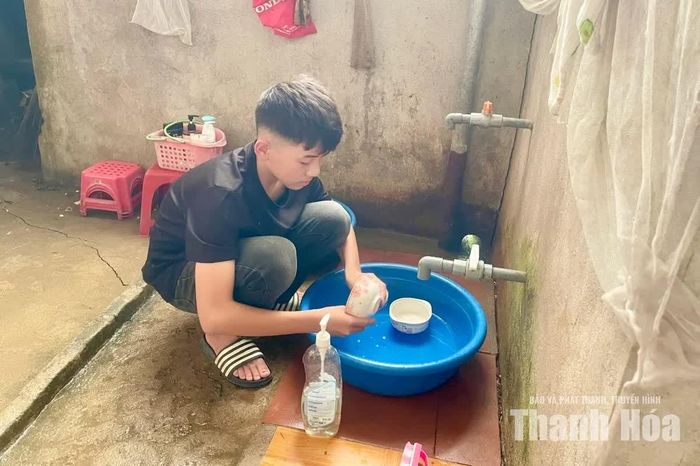 Từ lớp 6, em Lò Gia Hưng phải tự lập khi ở trọ một mình.
