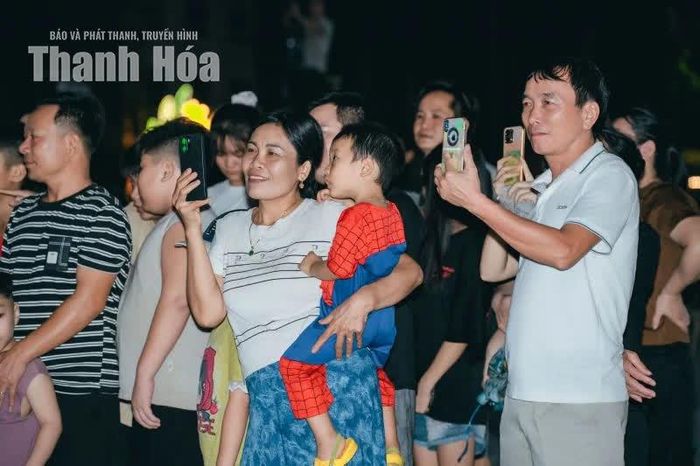 ...dùng điện thoại lưu lại những khoảnh khắc đẹp của đêm diễn.