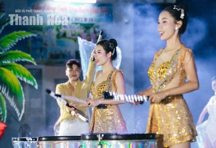 Ánh sáng và âm thanh cùng hòa nhịp trong tiết mục sôi động.