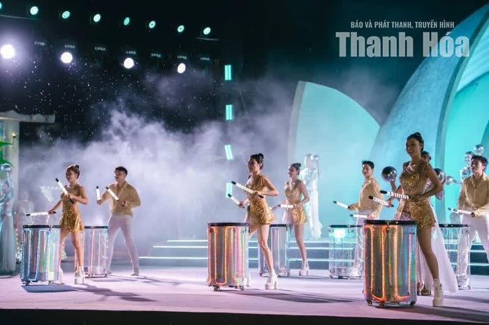 Tiết mục biểu diễn trống LED hiện đại, bùng nổ hiệu ứng thị giác của các nghệ sĩ trẻ.